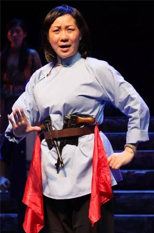 她是真正的"双枪老太婆",隐姓埋名当保姆,34年后,才显露身份