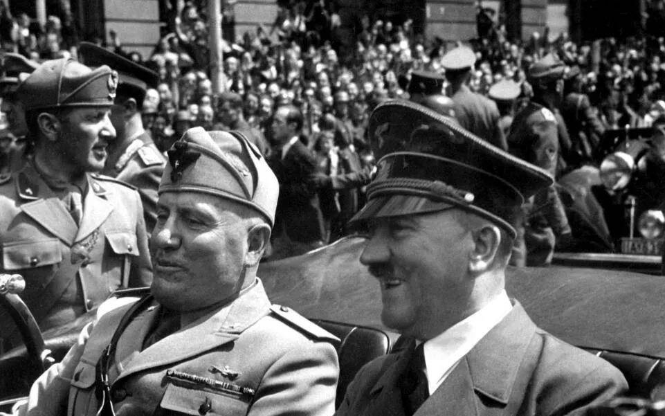 墨索里尼执政后,在政治上使法西斯信徒控制国会,掌握军队,宣扬反