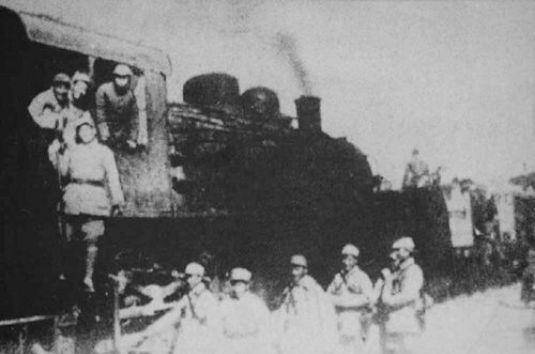 铁道游击队扒火车图片