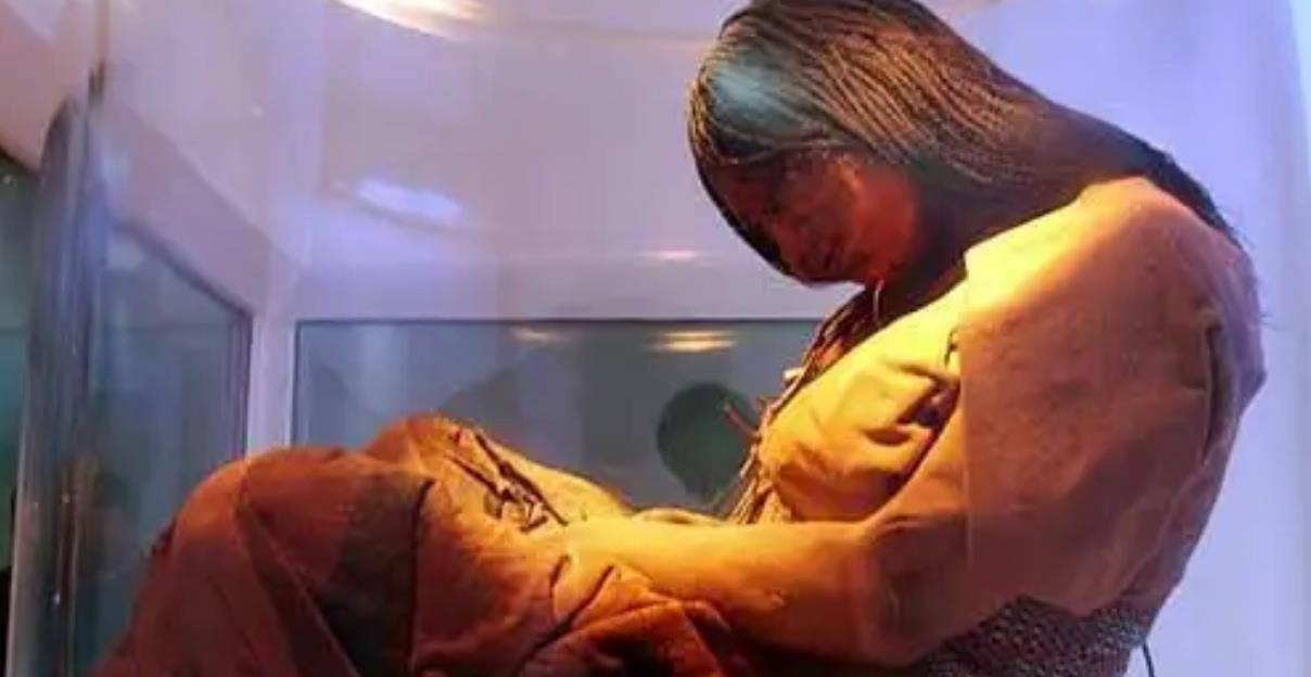 6700米山顶惊现14岁冰冻少女,历经500年后,尸体为何没腐烂?