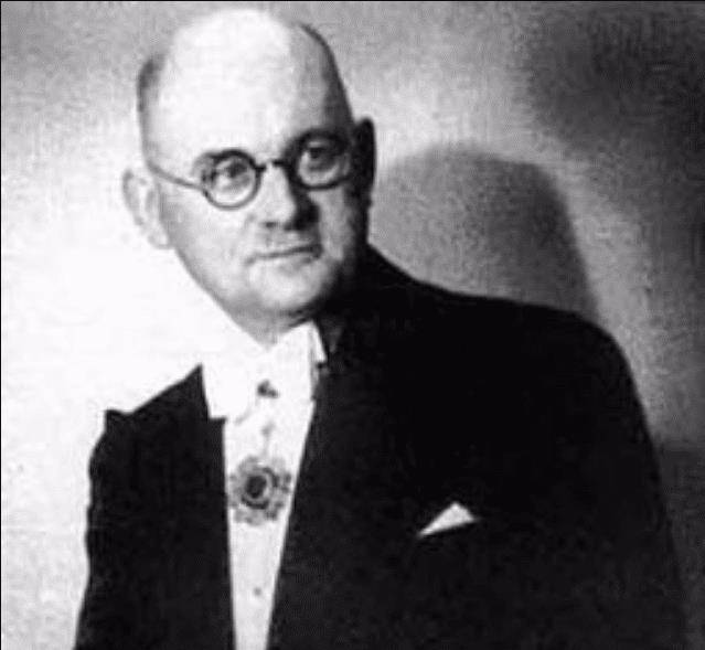 为了照顾大家,给大家提供食物和药品,拉贝到处求救,到处呼吁,最后成功