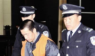 2010年,因楼道垃圾,合肥一高管被邻居杀害,其妻上法庭提16个问题