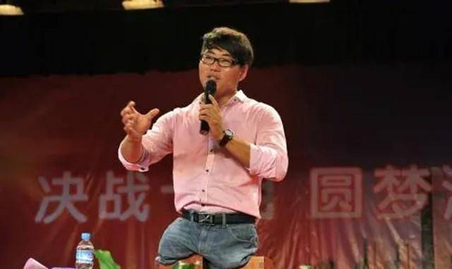80后无腿青年靠"嘴"赚钱,娶妻生子过上小康生活,捐善款上百万