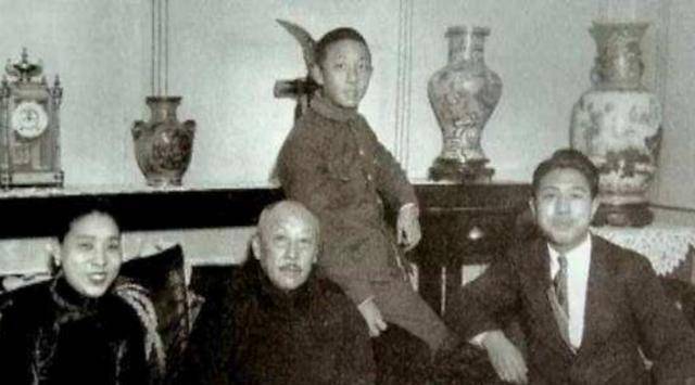 后来,张景惠为儿子请了一位俄语家庭教师,张绍纪学会了一口流利的俄语