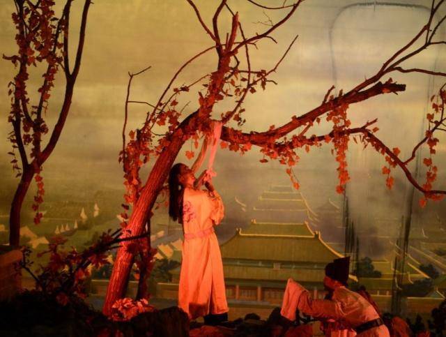 万千,他作为一国之君自然不能做俘虏,既然跑不了那就只剩以身殉国了