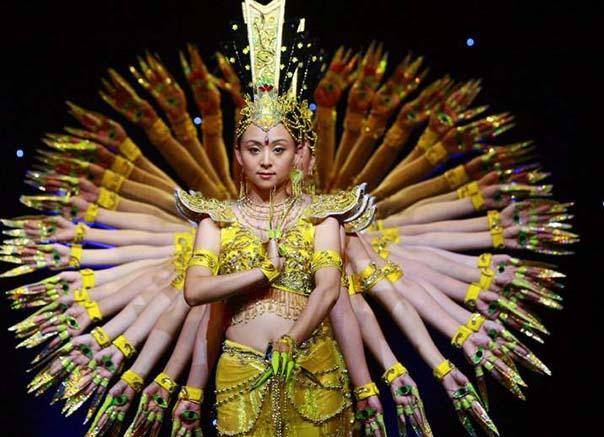 2005年《千手观音》爆红,聋哑领舞者被富商苦追8年,后来怎样了