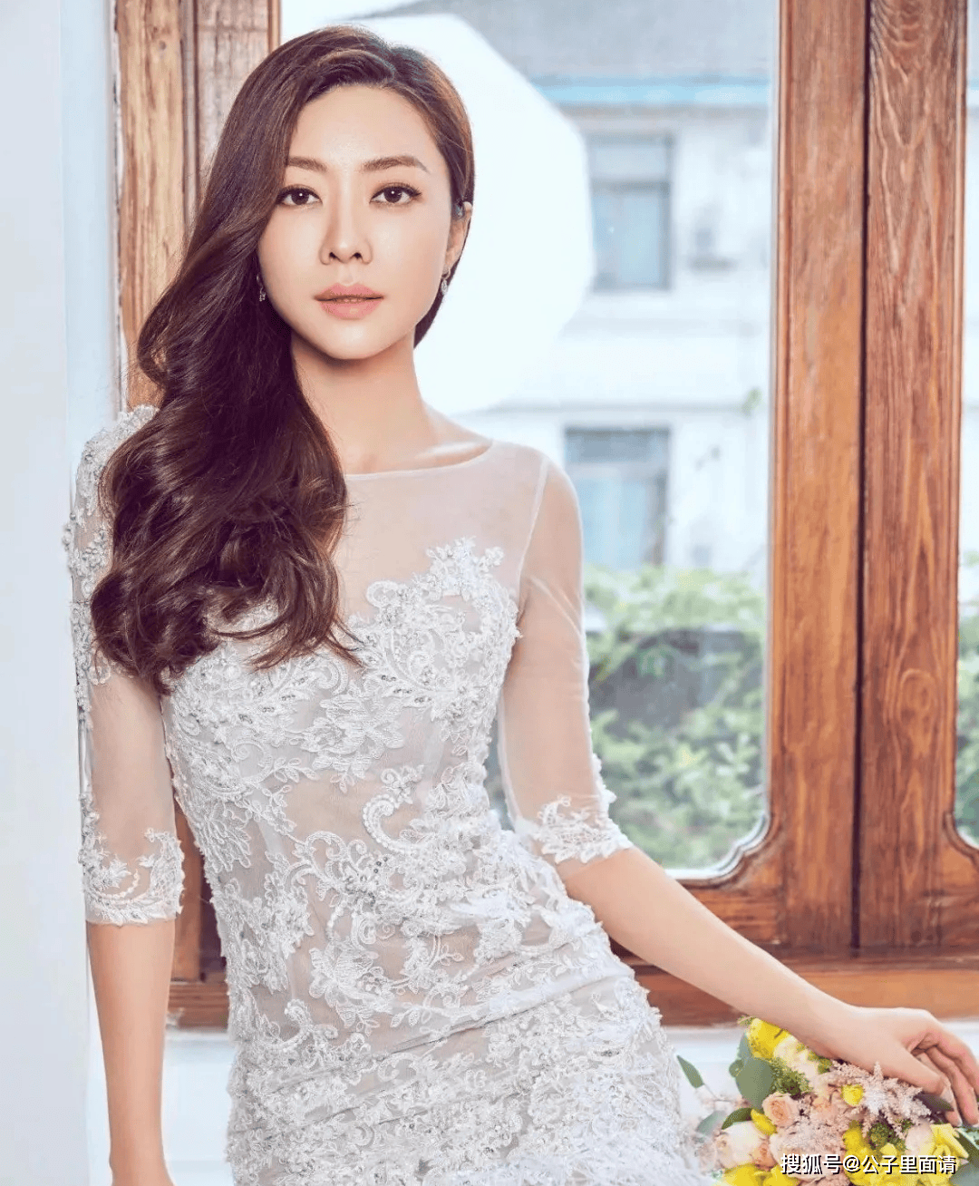 熊黛林真乃"尤物身材",挂脖连体裤,腰臀比太绝