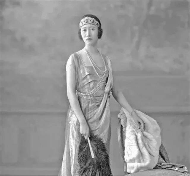 不过,将她视作掌上明珠的母亲又担忧,这样重的项链会压青小女儿稚嫩的