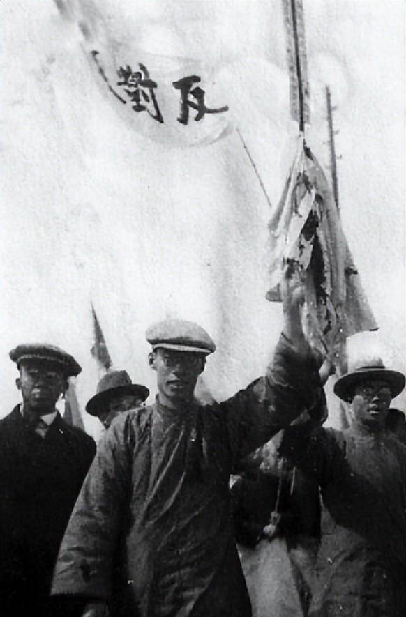 并且到处搜索逮捕革命党人,以张作霖为首的众人,更是将李大钊视为眼中