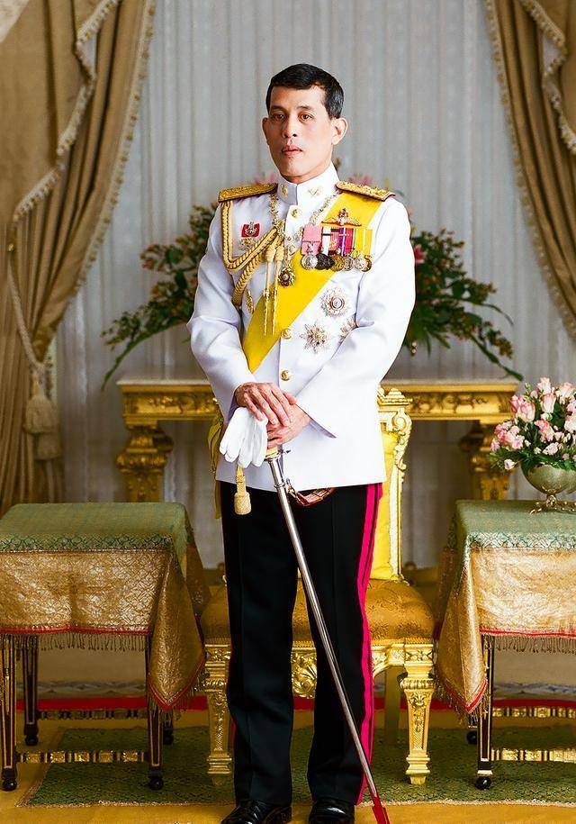 功向军方政府建议修改宪法中有关国王权限的部分,泰国国会以228票赞成