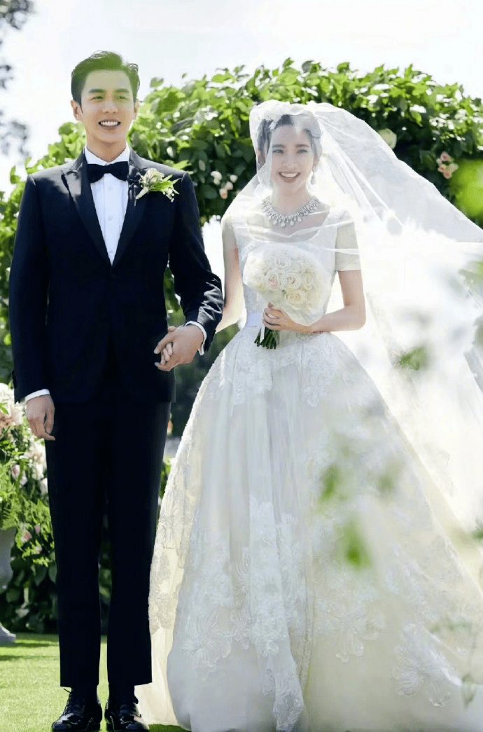 不仅如此,张若昀在家里为唐艺昕备有菜单,无怪乎唐艺昕说:"我们家
