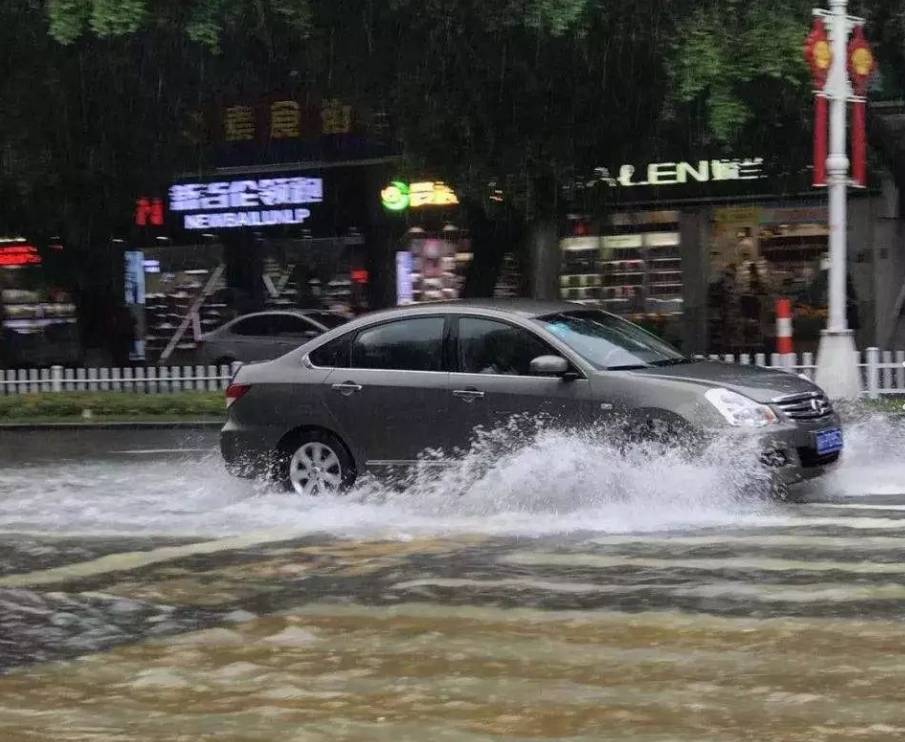 雨天行车尽量用点刹 雨天驾驶保养指南