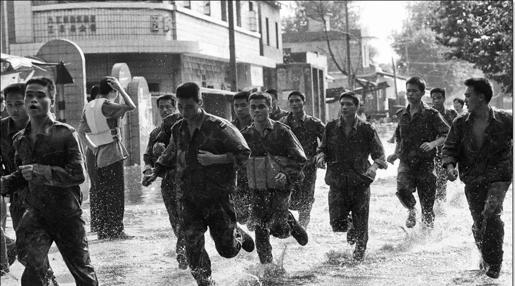 子弟兵逆行抗洪当时部队里给团级干部配了吉普车,给师级干部配了