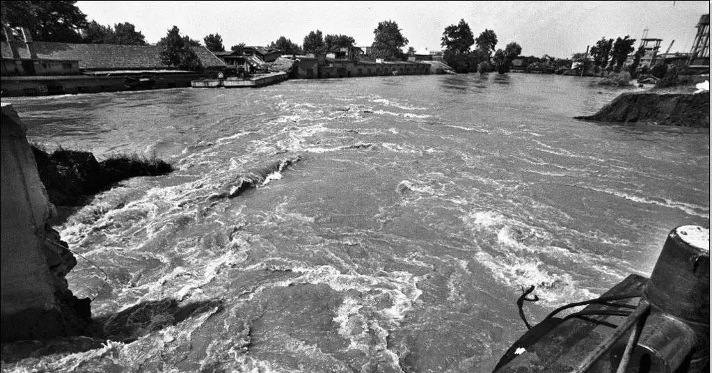 98年长江大堤即将溃决数十万人未撤离,连长下令:全连死守30分钟_九江