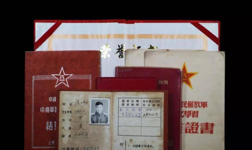 93岁老人深藏功名60载,妻女都不知晓,他竟然是身经百战的老革命