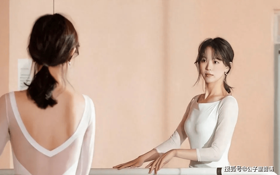 从五岁起,她便在芭蕾舞的世界里翩翩起舞,每一个旋转,每一个跳跃,都