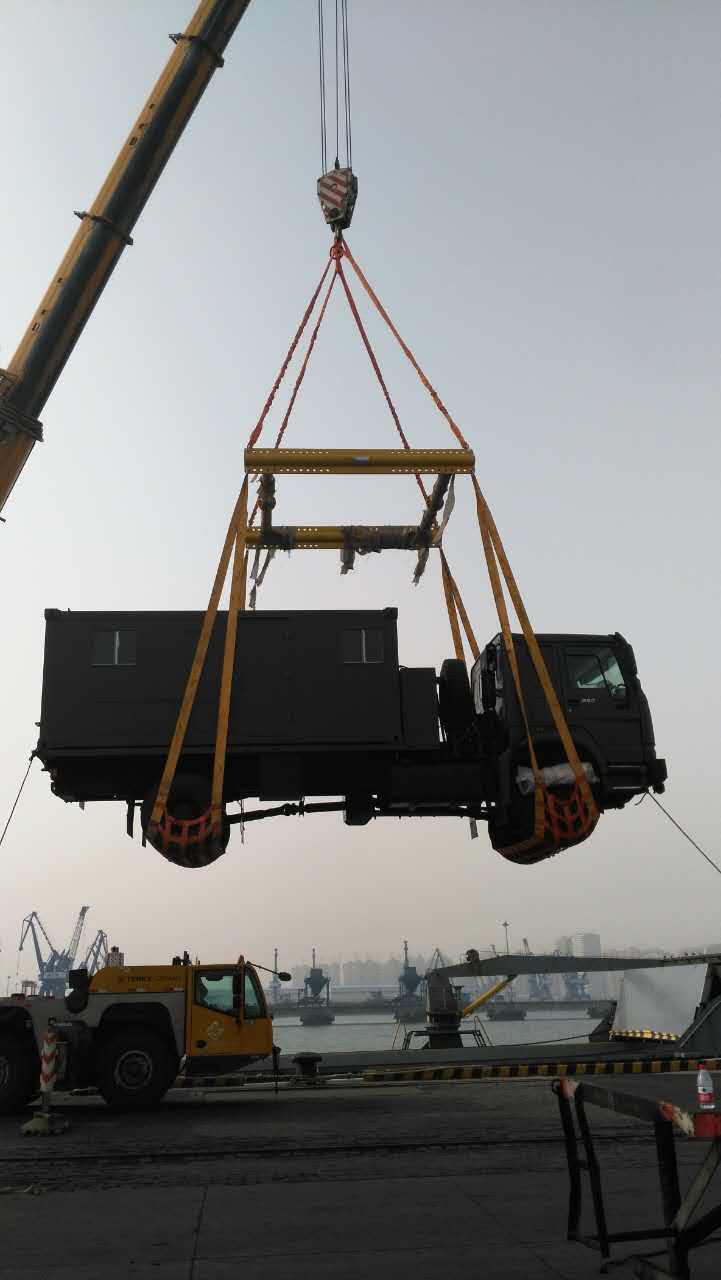 汽车的结构复杂,重量较大,因此在装卸和吊运过程中需要使用专业的吊具