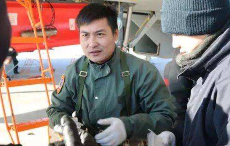 推杆救机的张超牺牲后,28岁妻子辞职特招入伍,5年后成海军上尉