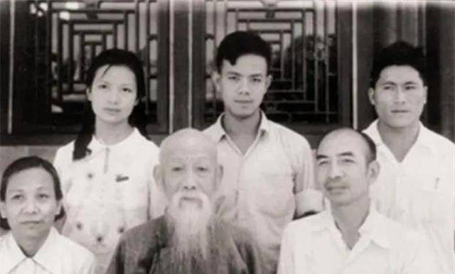 遇土匪打劫,搜查他行李后,土匪崩溃跪送其30里_张难先_蒋介石_革命