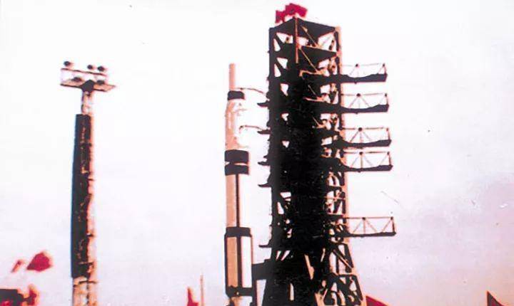 "东方红一号"卫星在1970年5月14日就停止了发射信号,不再与地面保持