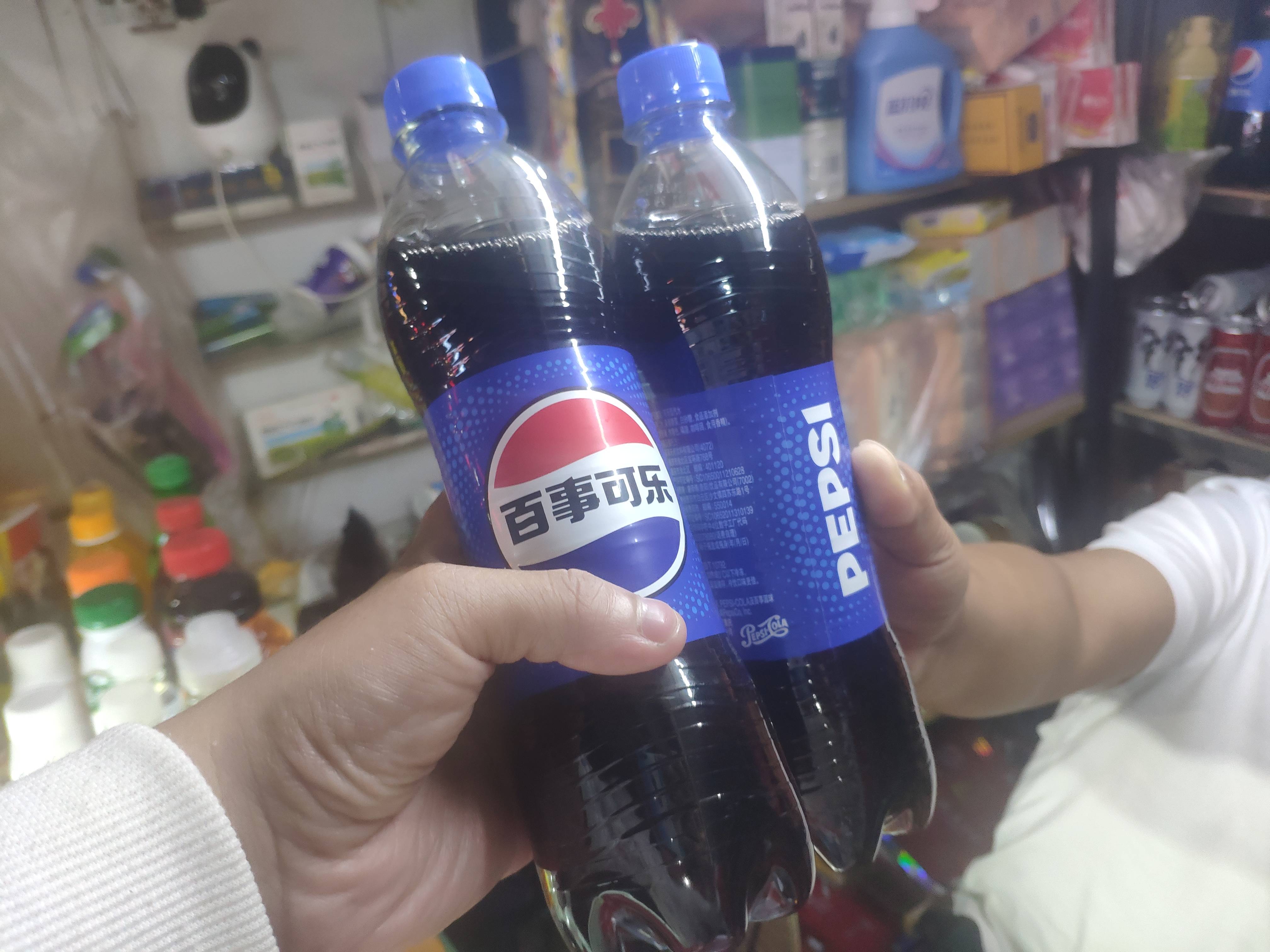 重庆70后80后兄弟重温童年 百事可乐碰杯庆祝"儿童节"