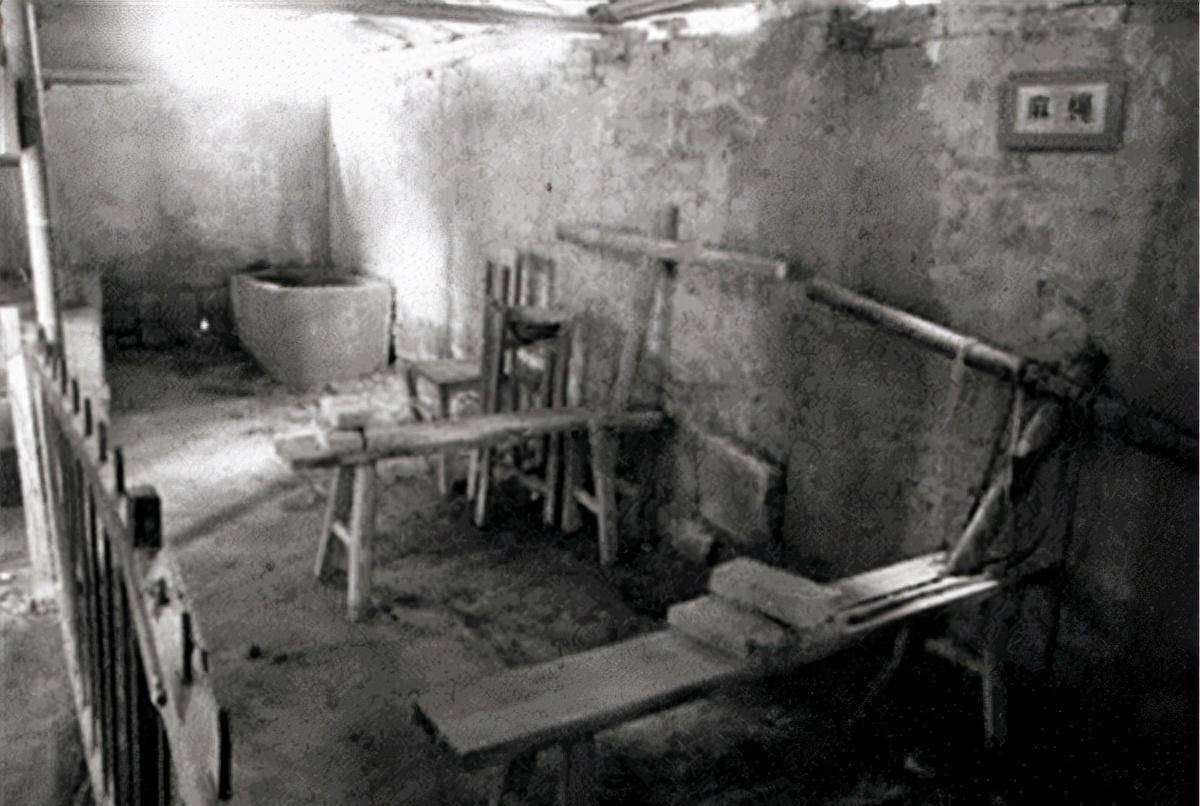 古代十大酷刑之一的老虎凳,仅用4块砖,就能让人疼痛难忍