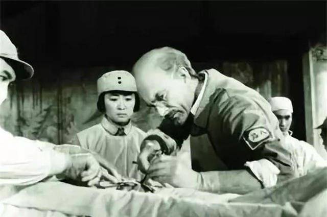后来白求恩染上了肺结核,具有丰富医学知识的他,自创了一套"人工气胸
