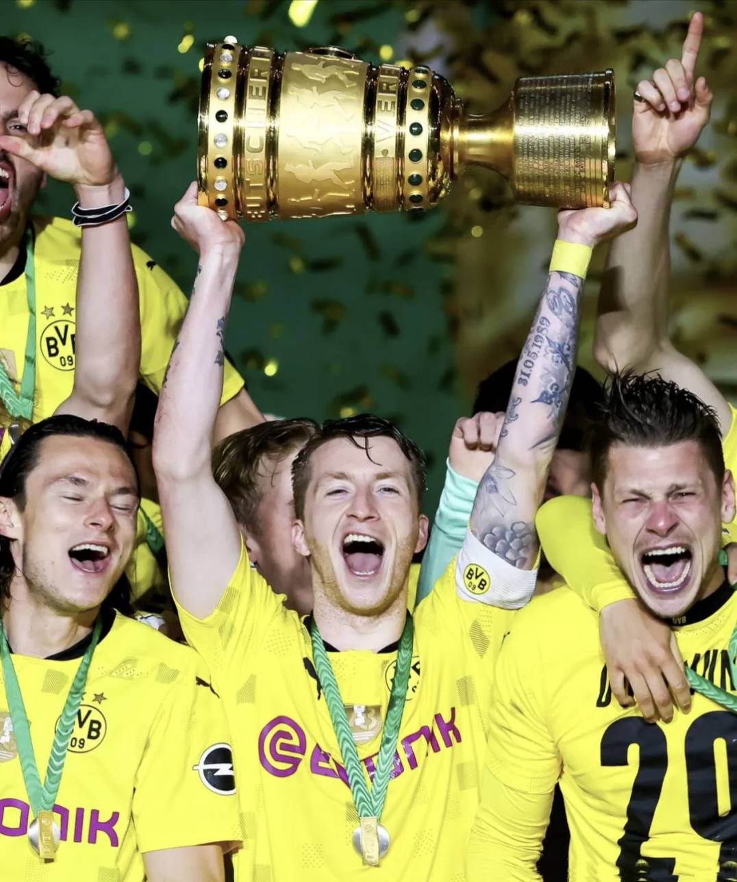 罗伊斯的足球生涯始于德国的门兴格拉德巴赫,年仅17岁的他便开始在