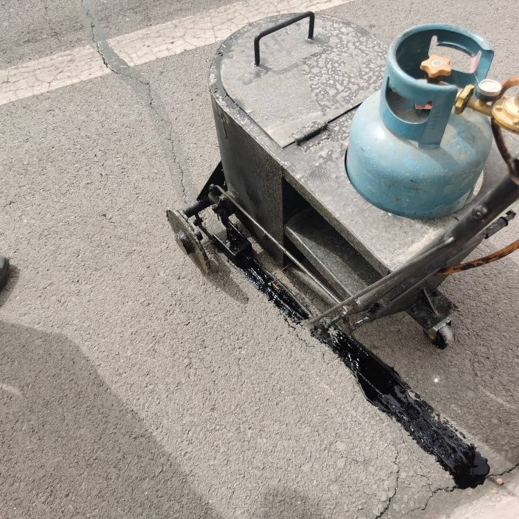 了先进的技术手段和特殊添加剂,使得道路灌缝胶具有良好的抗老化性能