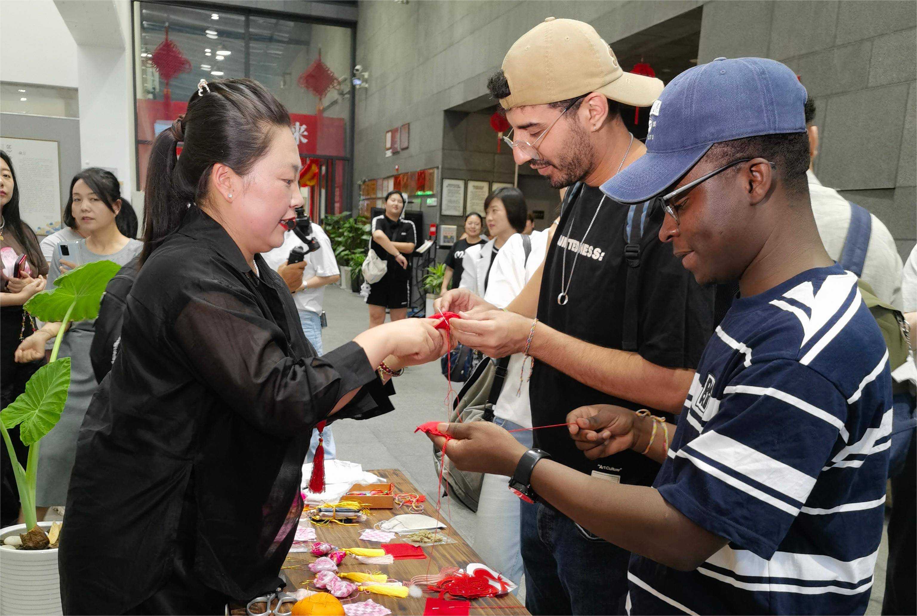 非遗传承人现场展示剪纸,古琴,面塑,脸谱等传统技艺,并互动教学