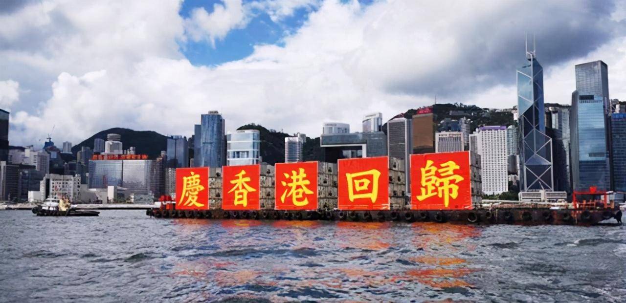 1997年香港回归场景如何?彭定康垂头丧气,英国王子脸色难看