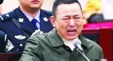 2013年,拥有400亿元的四川刘汉被捕后,曾公然放话叫嚣警察