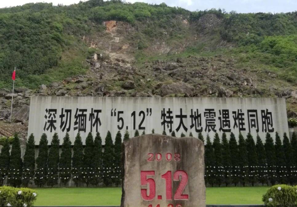 08年汶川地震,15名空降兵从4999米高空舍命盲跳,今都身居何职?