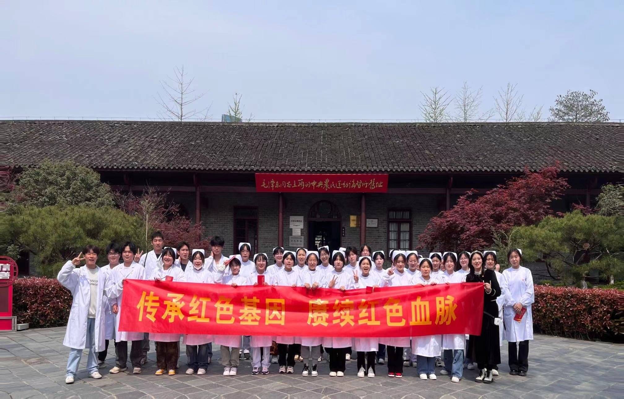 学校于1985年经国家批准设立,是专门培养护理,助产专业人才的一所卫生