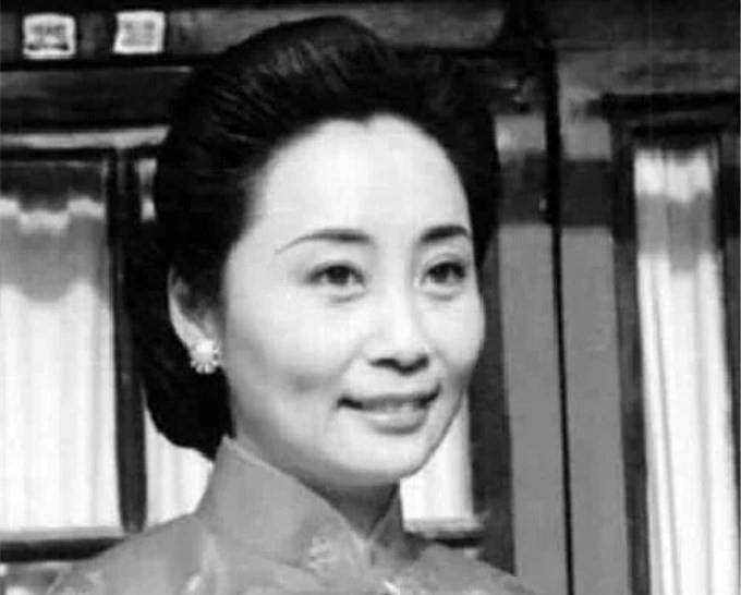 妻子苦等了27年,却换来黄维的一声"滚",后来精神失常跳河自尽_蔡若曙