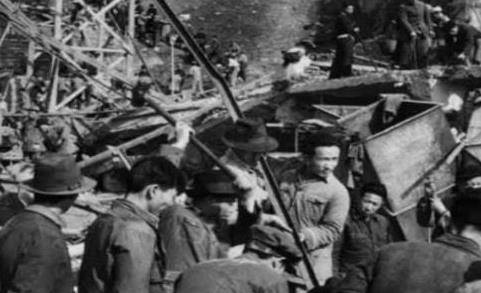 1949年,湖南一女乞丐破棉衣藏8根金条去部队门口,后来怎么样了