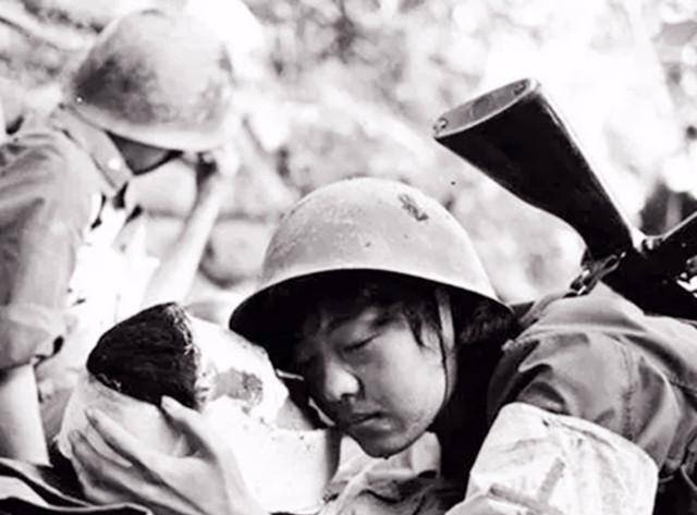 1986年老山战场照《死吻》:那名救护队女战士张茹,后来怎样了