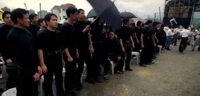 沈阳警察卧底成黑社会老大,上电视妻子才知真相,为何遭儿子嫌弃