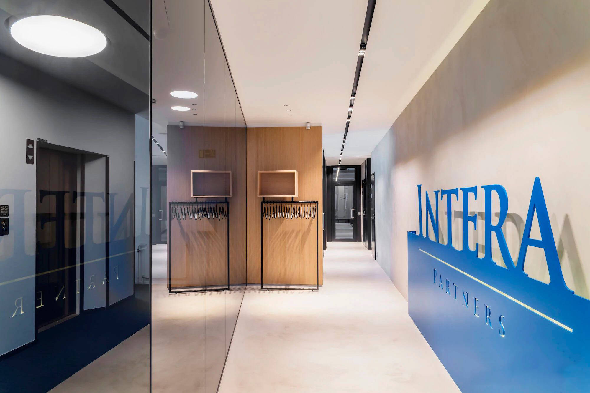 健康与高效:简约风格办公空间设计,营造舒适开放的工作环境