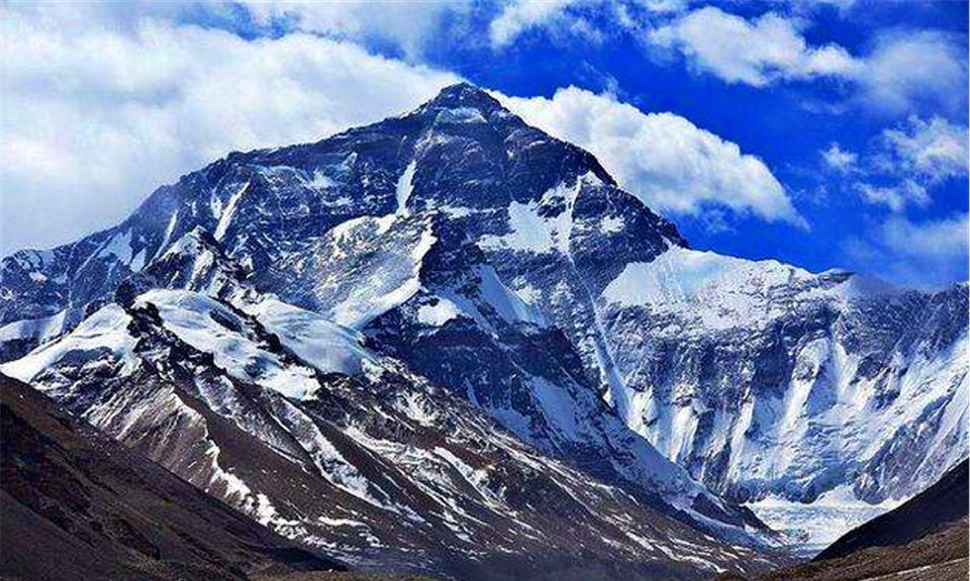 弗兰西丝·阿森蒂夫的父亲也是一位登山爱好者,弗兰西丝攀登过众多