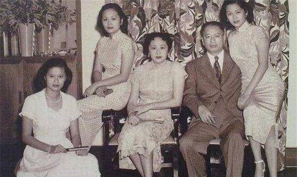 慢慢地,他和盛爱颐变得熟悉,后来回忆起第一次见到盛爱颐的时候,他说