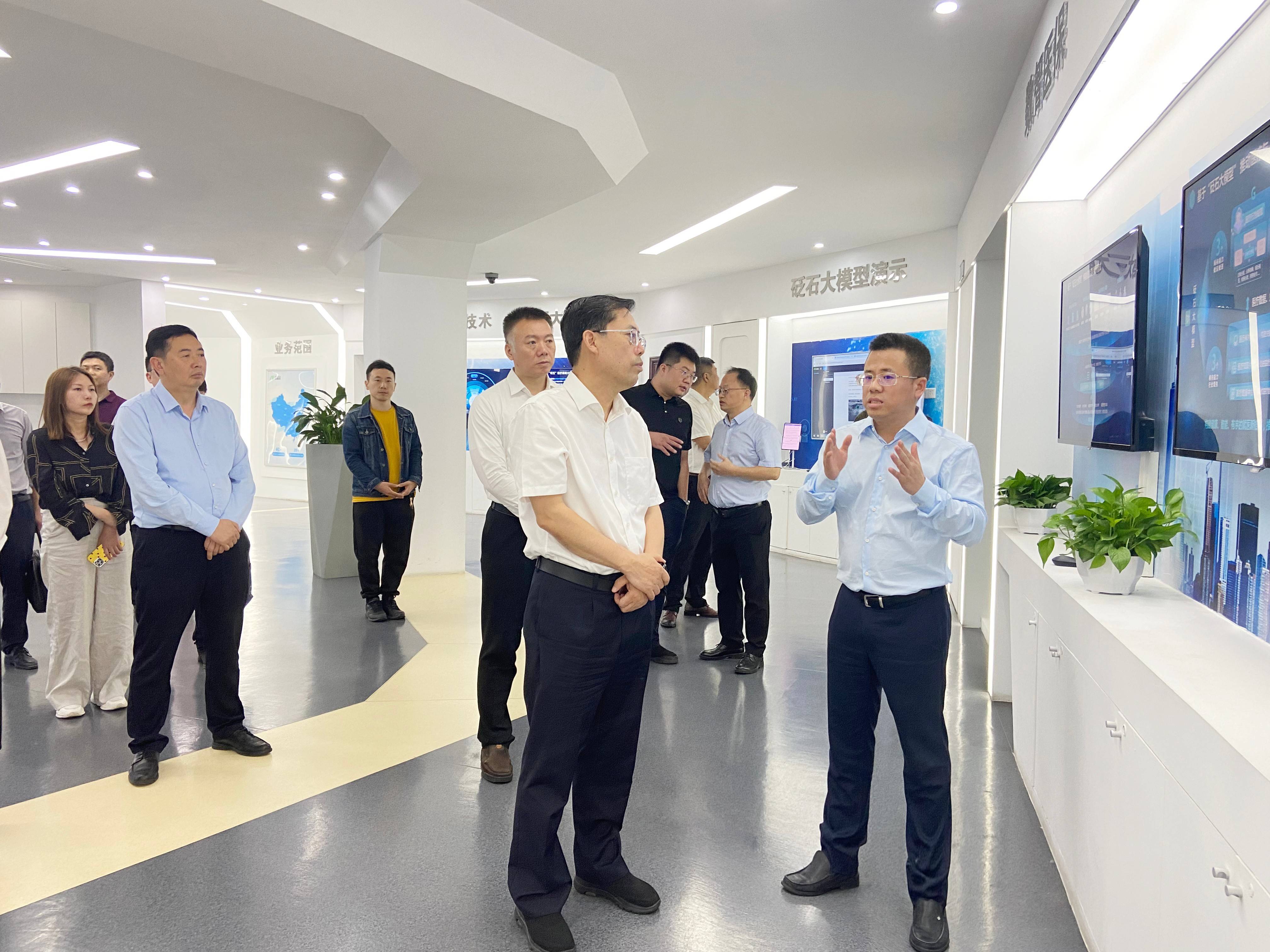 在智慧眼董事长邱建华的陪同下,副省长王一鸥一行听取了公司发展历程