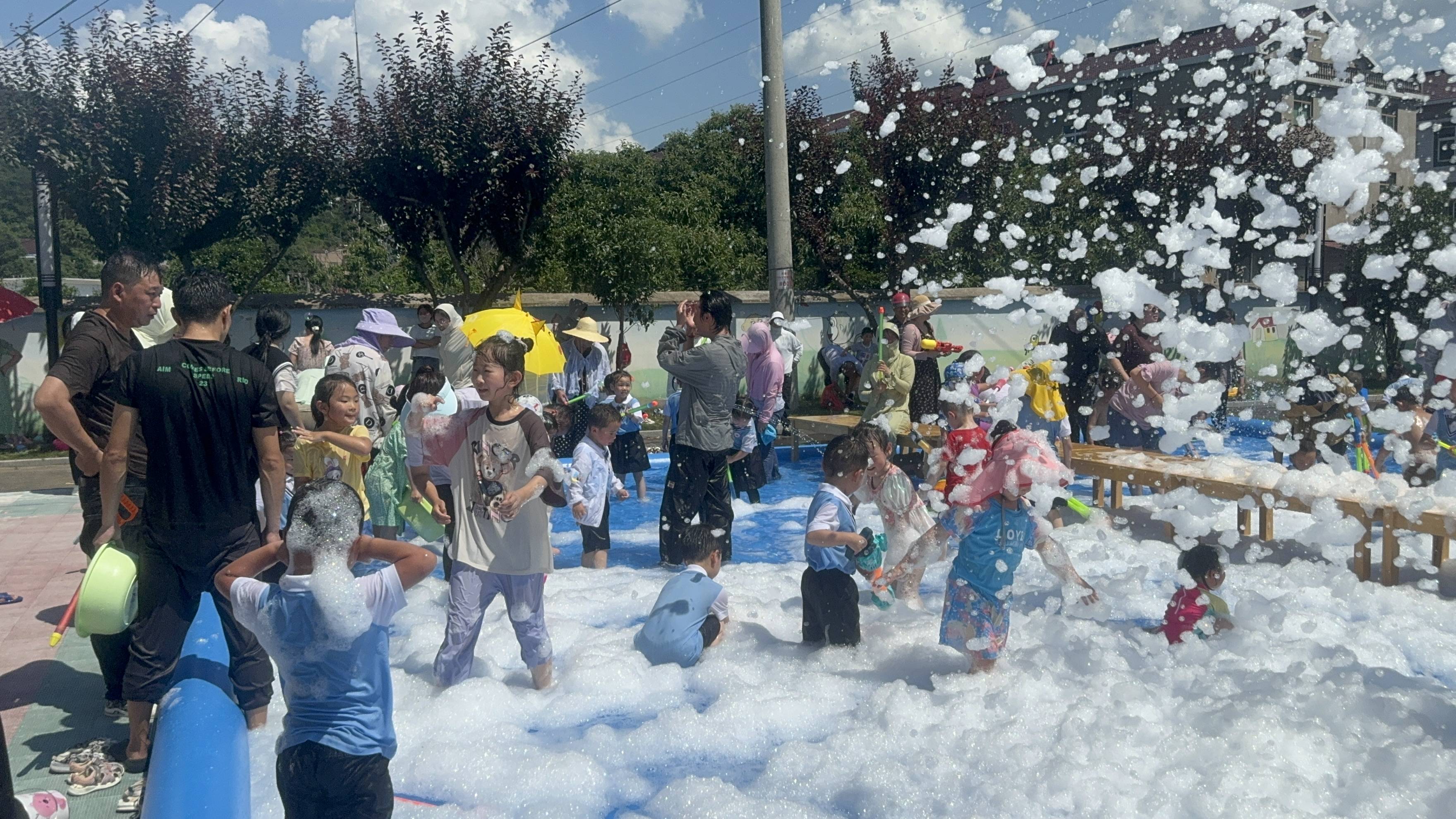 舒城县河棚镇中心幼儿园:泡沫飞扬 快乐启航_活动_律动_泡泡