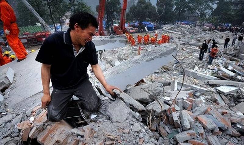 汶川地震后,程林祥找到被深埋的儿子,背着他遗体走25公里回家