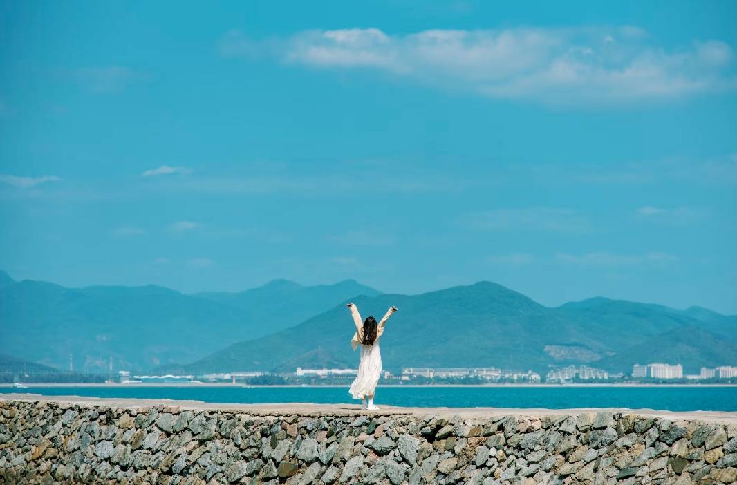 美女城市海滩图片