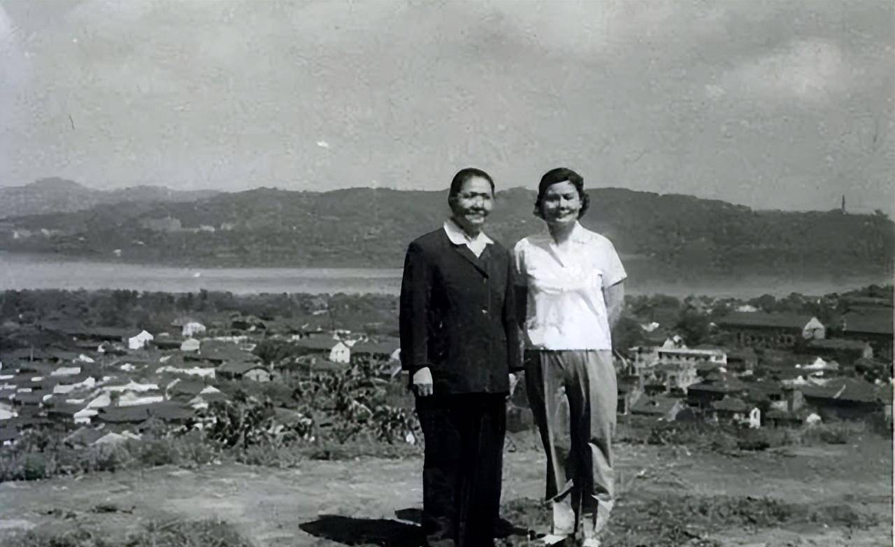 冯玉祥去世后,儿子成少将,还是84年国庆阅兵方队领队_李德全_冯洪达