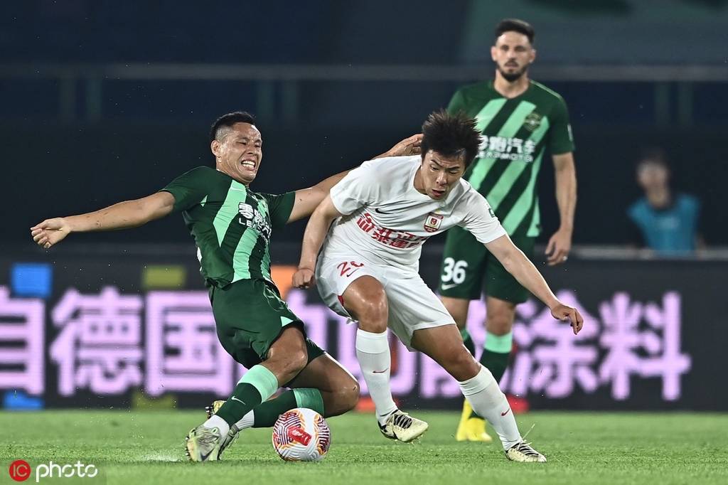 中超联赛第18轮上海海港主场4比2击败山东泰山紧追榜首武汉三镇