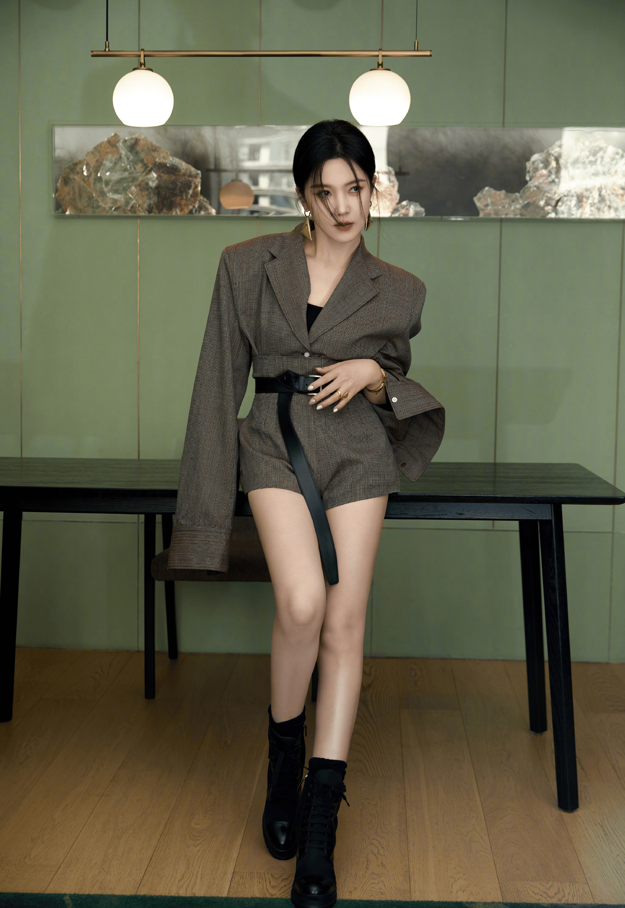 杨子姗活动写真曝光,大秀美腿御姐范十足