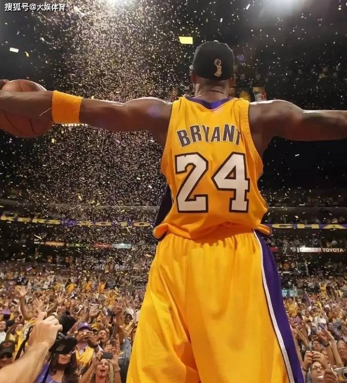 科比,这位被誉为"黑曼巴"的传奇球员,以其坚韧不拔的斗志和精湛的