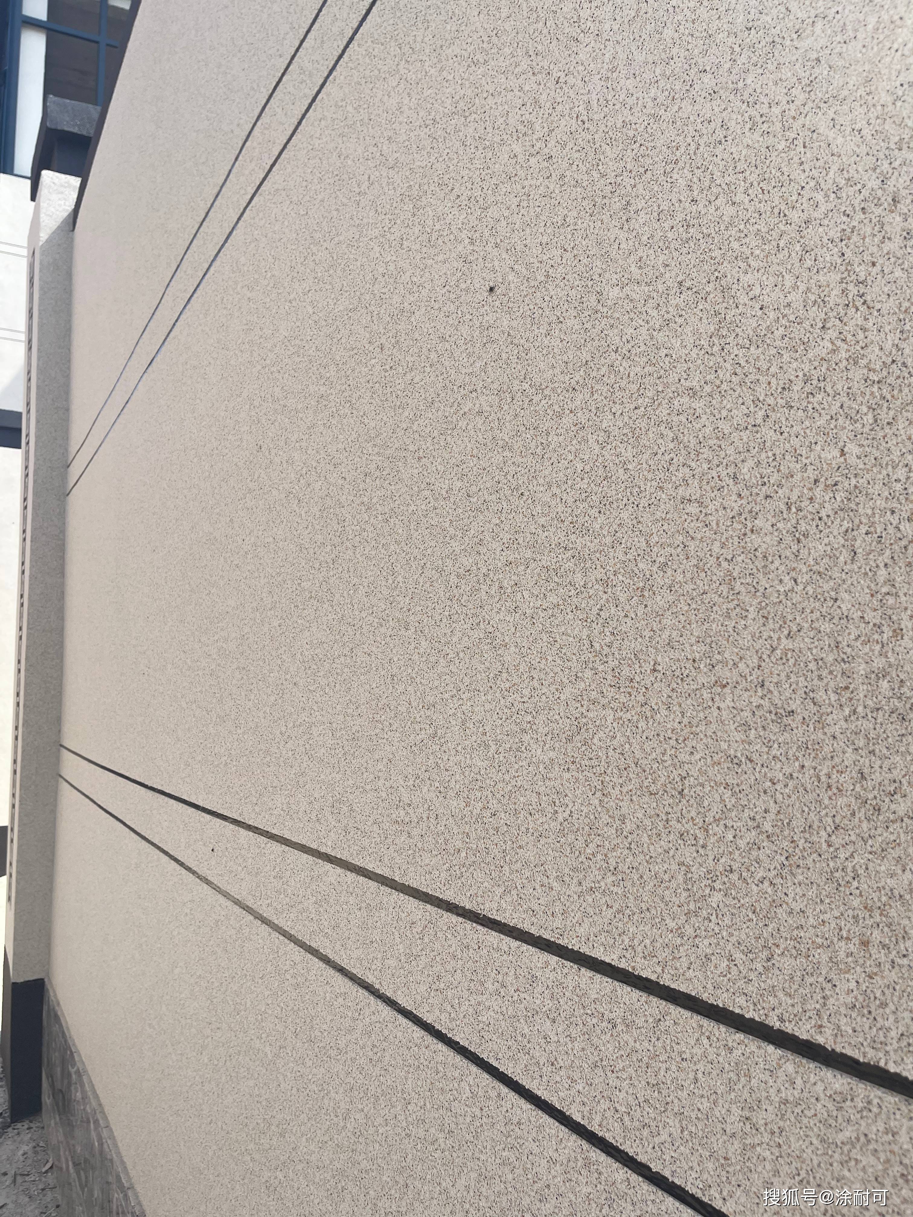 河北省保定市清苑区大望亭村,当地农村自建房外立面,多选用喷涂真石漆